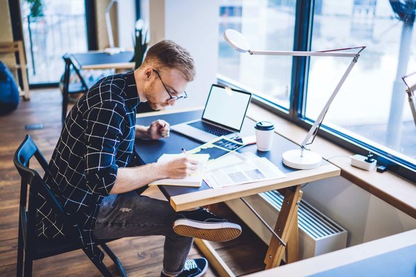 Comment les entreprises de services financiers peuvent-elles utiliser le marketing de contenu pour éduquer leurs clients?