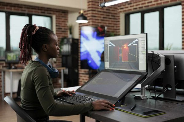 Comment un jeu de course pourrait-il intégrer des éléments de gestion des pneus et du carburant pour plus de réalisme?